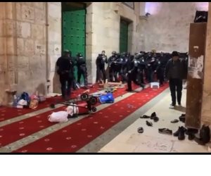  جيش الاحتلال الإسرائيلى يقتحمون بأحذيتهم المسجد الأقصى المبارك.. صور