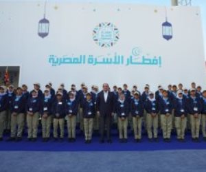 الرئيس السيسى يلتقط صورة تذكارية مع أطفال الأسمرات