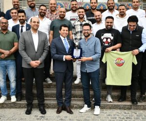 وزير الشباب والرياضة يكرم شباب المطرية منظمي "١٥ رمضان " أكبر مائدة إفطار رمضاني في مصر 