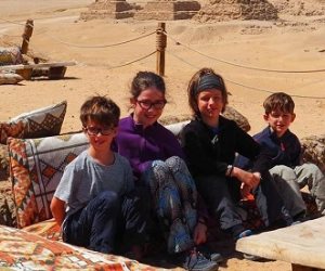 المواقع الأجنبية تحتفي بتحقيق مصر أمنية 3 أطفال كنديين بزيارة الأهرامات قبل فقدان بصرهم