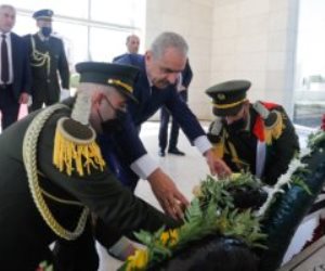 رئيس الوزراء الفلسطينى يضع إكليلا من الزهور على ضريح ياسر عرفات