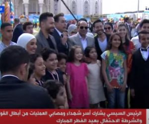 الرئيس السيسي يلتقط صورا تذكارية مع أبناء شهداء الجيش والشرطة