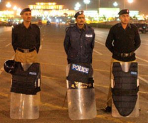 مقتل 3 أشخاص في هجوم بقنبلتين على مركز شرطة مكافحة الإرهاب في باكستان