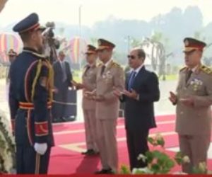 بمناسبة ذكرى تحرير سيناء.. الرئيس السيسي يضع إكليلا من الزهور على قبر الرئيس الراحل أنور السادات