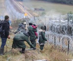 بولندا تعتزم تعزيز السياج الحدودي مع روسيا لبقاء المهاجرين خارج البلاد