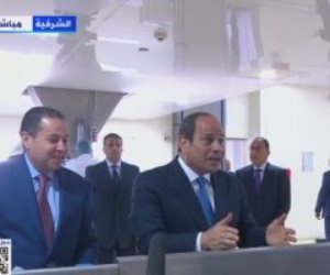 الرئيس السيسي يطمئن على عمال مصنع الشرقية للسكر: بتقبضوا كويس وبتلعبوا رياضة؟