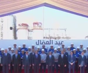 الرئيس السيسى يتوسط صورة تذكارية مع عمال مصنع الشرقية للسكر
