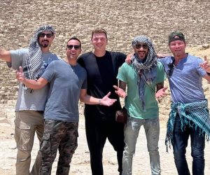 زيارة الأهرامات قبل حفل فرقة Backstreet Boys في مصر