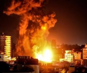 إطلاق صواريخ من غزة باتجاه تل أبيب.. وجيش الاحتلال يقرر الرد بغارات عنيفة