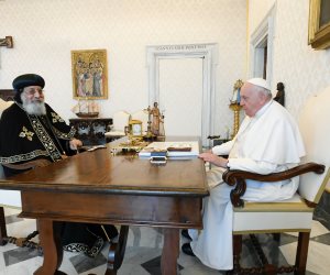 في ثاني أيام زيارته. قداسة البابا تواضروس يلتقي بابا الڤاتيكان وصلاة مسكونية وهدايا متبادلة