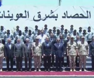 مع نهاية الاحتفال .. الرئيس السيسى يلتقط صورة تذكارية مع عمال مصنع البطاطس بشرق العوينات
