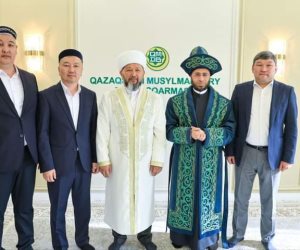 مفتي كازاخستان يهدي الأزهري زي "الشابان التقليدي" تقديرًا لزيارته للبلاد