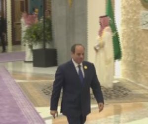 لحظة وصول الرئيس السيسي إلى مقر انعقاد القمة العربية في جدة (فيديو)