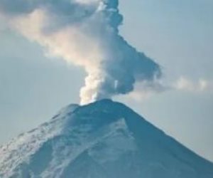 ثوران بركان جبل إتنا فى إيطاليا و تعليق حركة الطيران فوق مدينة كاتانيا