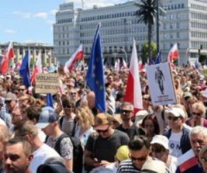 بولندا.. مسيرة للمعارضة فى وارسو بمشاركة نصف مليون شخص