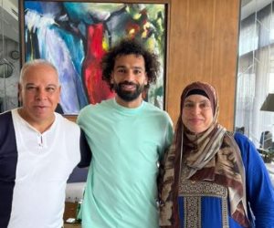 حبيب والديه.. محمد صلاح يظهر مع والده ووالدته عبر إنستجرام