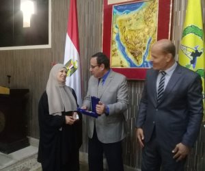 محافظ شمال سيناء يسلم 50 ألف جنيه للأم المثالية هدية من رئيس الجمهورية