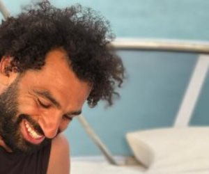 محمد صلاح يلعب «الطاولة» على البحر في عطلته الصيفية بالغردقة