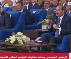 الرئيس السيسي يشاهد فقرة غنائية خلال فعاليات المؤتمر الوطنى للشباب