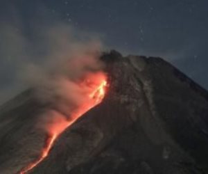 بركان بوبو فى المكسيك يسجل 45 انفجارا ويتسبب بحريق بسبب الشظايا.. فيديو