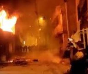 حرب شوارع بالإكوادور تنتهى بمقتل شخص وحرق وكر مخدرات و3 منازل.. فيديو