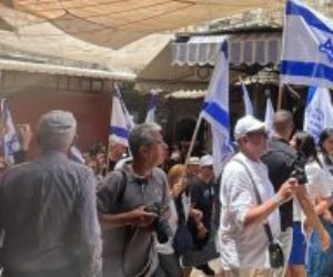 مُستوطنون يقتحمون بلدة في "رام الله" ويحرقون منازلها وسياراتها