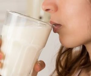 شرب الحليب قبل النوم جيد.. 7 آثار جانبية قد تصيبك منها الحموضة