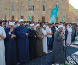 الآلاف يؤدون صلاة عيد الأضحى المبارك بمسجد الإمام الحسين