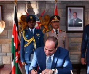 الرئيس السيسى يدوّن كلمة للشعب الكينى فى سجل الزائرين بمستهل زيارته نيروبى