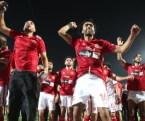 عقب مباراته أمام الحرس .. الأهلي يحتفل بدرع الدورى الـ43 ويتربع على عرش صدارة الأندية المصرية 