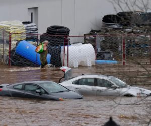 فقدان 4 أشخاص بينهم طفلين بسبب فيضانات فى كندا (صور)