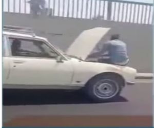 مصدر أمني: فيديو قيادة سيارة أثناء فتح غطاء المحرك قديم وسبق ضبط المتهمين في حينه