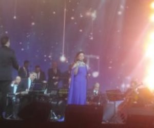 ريهام عبد الحكيم تبدأ حفلها فى مهرجان العلمين بأغنية "أما براوة"