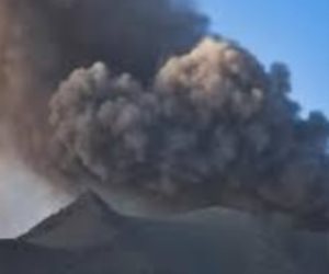 بركان أوبيناس فى بيرو يسجل انفجارا جديدا مع انبعاثات رماد ارتفاعها 2.5 كيلو متر