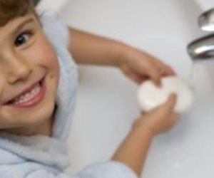 غسل الأيدى بداية الوقاية.. 8 خطوات علميها لطفلك مع دخول المدارس