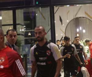  وصول لاعبي الأهلي إلى ملعب مدينة الملك فهد لخوض المران الأول للفريق.. فيديو 