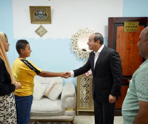 الرئيس السيسي يزور أسرة بقرية سدس الأمراء.. وصاحب المنزل يهديه مسبحة
