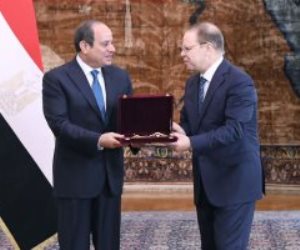 الرئيس السيسى يمنح النائب العام السابق وسام الجمهورية من الطبقة الأولى