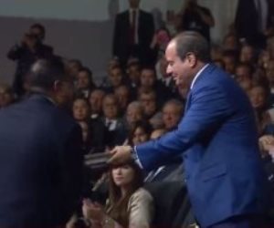 رئيس الوزراء يُهدى كتاب "إنجازات 9 سنوات" للرئيس السيسي.. فيديو