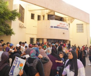 طوابير وزحام أمام مقرات الشهر العقاري لتحرير التوكيلات الشعبية.. والنواب يوقعون نماذج التزكية