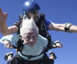 السن مجرد رقم.. أمريكية عمرها 104 أعوام تسعى للقب أكبر لاعب قفز بالمظلات فى العالم.. صور