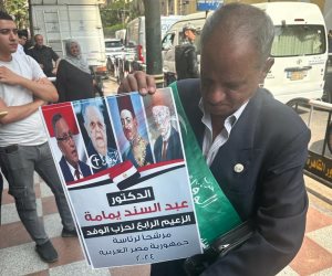 أبناء الوفد يدعمون عبد السند يمامة بالأعلام والهتافات أمام الوطنية للانتخابات