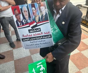 هتافات داعمة لرئيس حزب الوفد عبد السند يمامة أمام الهيئة الوطنية للانتخابات (صور)