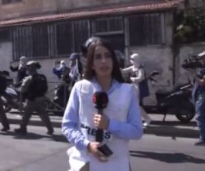 لحظة اعتداء قوات الاحتلال على طاقم قناة القاهرة الإخبارية في القدس (فيديو)