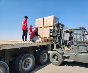 بالأرقام.. تدفق شحنات المساعدات الإنسانية والإغاثية إلى مطار العريش انتظارا لإدخالها لقطاع غزة