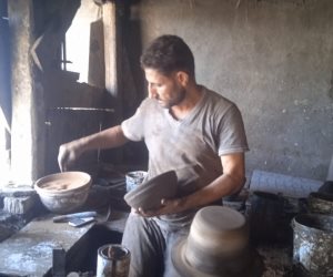 صناعة الفخار من اشهر الحرف بكفر الشيخ.. الصناع الأجانب يهتموا بشراء الآواني الفخارية 