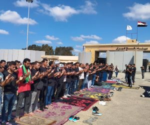 أعضاء التحالف الوطنى يؤدون صلاة الغائب على شهداء فلسطين أمام بوابة معبر رفح (صور)