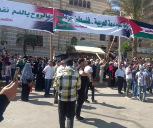 المتظاهرون فى ميدان الحصرى يرفعون صور الرئيس السيسي ويهتفون: "كلنا معاك يا ريس.. بالروح بالدم نفديك يا أقصى"