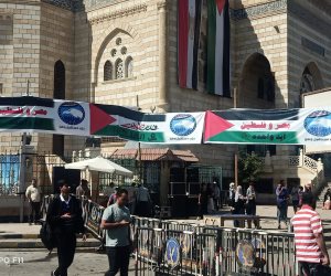أعلام فلسطين تزين ميدان الحصري والمصليين يرتدون "الوشاح الفلسطيني"