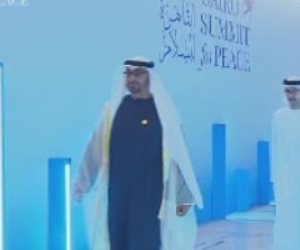 وصول محمد بن زايد لمقر انعقاد مؤتمر القاهرة للسلام